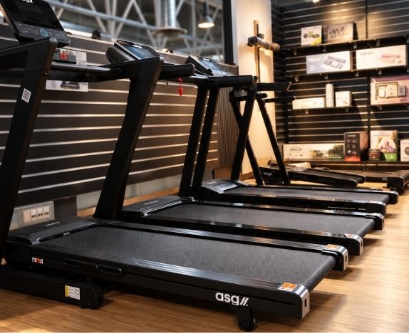 Træningsudstyr i Fitnessshoppens showroom